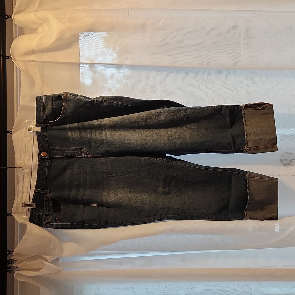 1822 Denin distressed capri jeans.